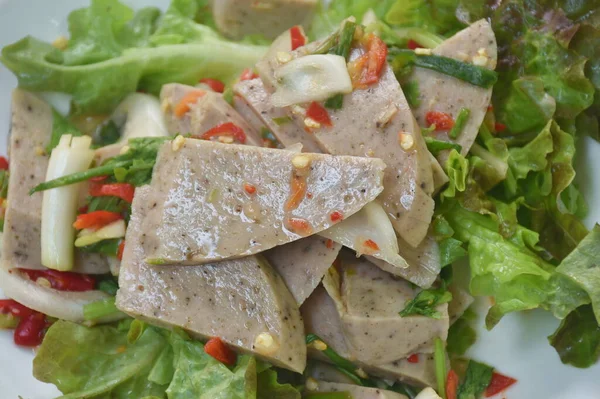 Vietnami Sertéskolbász Zöldséges Fűszeres Savanyú Salátával Tányéron — Stock Fotó