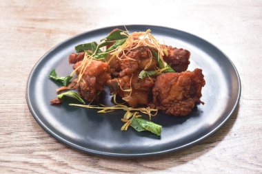  Acı biberli kızarmış tavuk ve limon yaprağı.