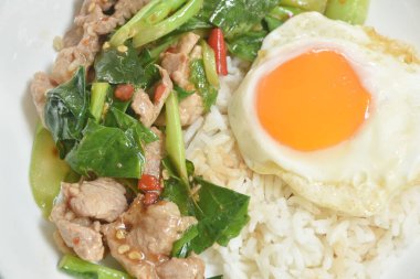  domuz eti yumurta pirinç tepesi ile Çince lahana baharatlı karıştırın kızarmış