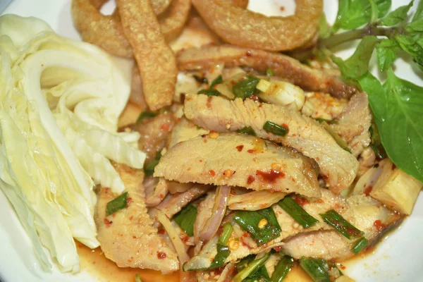 Fűszeres Sült Sertéshús Thai Saláta Friss Bazsalikomlevéllel Káposztával Tálalva — Stock Fotó