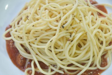  Spagetti soslu kızarmış domuz pirzolası ve ketçap soslu domates.