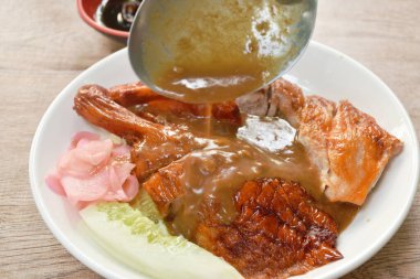  Kızarmış ördek eti ve salamura zencefil soslu tatlı soya sosu tabakta.