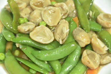  Kızarmış bezelye ile saman mantarı karıştırın.