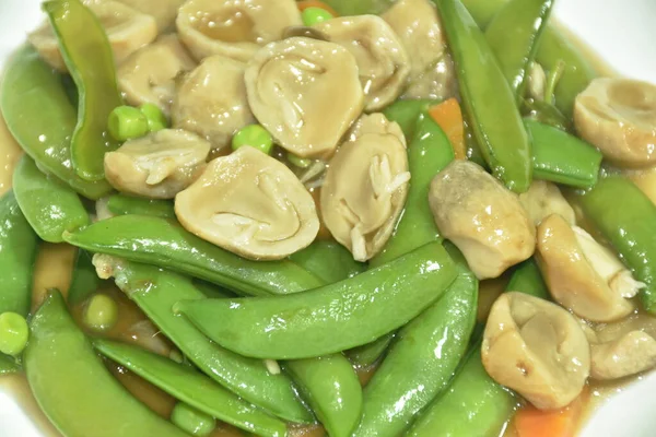  Kızarmış bezelye ile saman mantarı karıştırın.