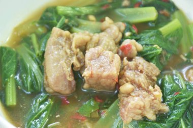  Baharatlı haşlanmış biftek ve lahana çorbası. Tayland usulü.