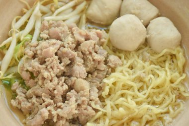  Çin yumurtası sarısı erişteler haşlanmış domuz pirzolası ve top çorbası.