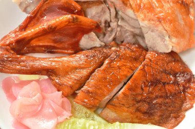  Kızarmış ördek eti ve salamura zencefil soslu tatlı soya sosu tabakta.