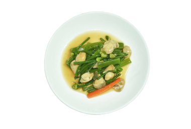 Beyaz tabakta saman mantarlı kızarmış sarımsak soğanı karıştır.