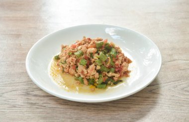  Baharatlı kızarmış tavuk, uzun fasulye ve tabakta fesleğen yaprağı.