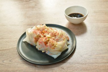  Buharda pişmiş pirinç eriştesi dilimlenmiş kızarmış tofu ve domuz eti soslu kuru karides sosu tabakta kara tatlı soya sosuyla soslanmış. 