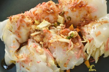  Buharda pişmiş pirinç eriştesi dilimlenmiş kızarmış tofu ve domuz eti soslu kuru karides sosu tabakta kara tatlı soya sosuyla soslanmış. 