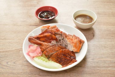  Kızarmış ördek eti ve salamura zencefil soslu tatlı soya sosu tabakta.