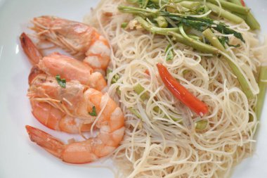  Baharatlı pirinç vermicelli karides ve mimoza tabağı.