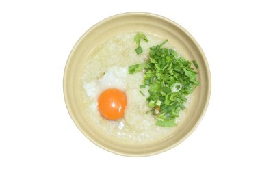 Pirinç lapası, domuz püresi, taze soğan ve maydanozlu yumurta sarısı.