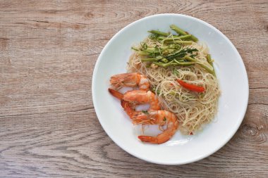  Baharatlı pirinç vermicelli karides ve mimoza tabağı.