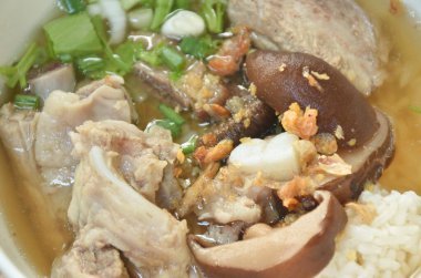  Domuz kemiğiyle haşlanmış pirinç ve kasede siyah mantar çorbası.