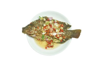 Kızarmış mango balığı soslu baharatlı sebze sosu.