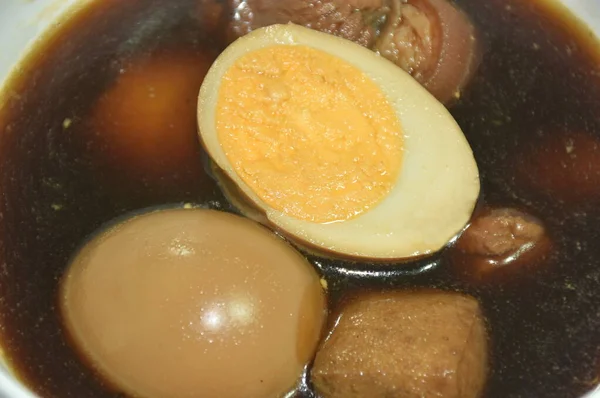 煮半切鸡蛋和豆腐在香草褐色汤碗里 — 图库照片