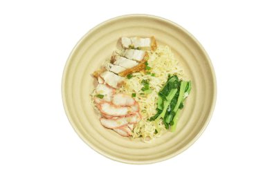 Çin usulü kuru Çin usulü yumurta eriştesi dilimlenmiş, çıtır çıtır ve lahanalı domuz eti.