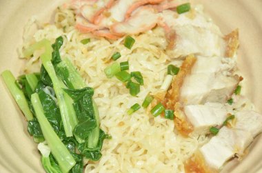  Çin usulü kuru Çin usulü yumurta eriştesi dilimlenmiş, çıtır çıtır ve lahanalı domuz eti.