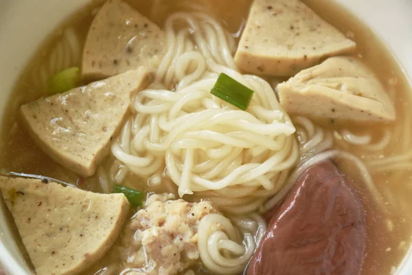 ベトナムの米麺またはスライスソーセージとフォーは ボウルにスープに豚肉をみじん切り — ストック写真