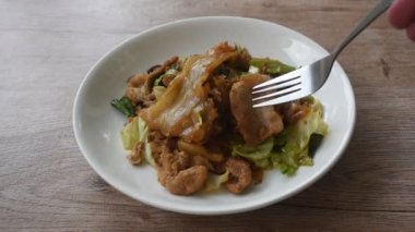 Kızarmış pirinç şehriyesini dilimlenmiş domuz eti ve Çin lahanasıyla karıştırın. Tabakta siyah soya sosu sosu olsun.