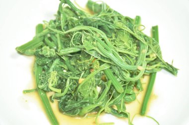  Kızarmış Chayote filizi ve tabağında kırmızı biber.