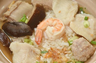  Baharatlı sosa batırılmış şeffaf çorba ve deniz mahsullü pilav ve domuz kemiği.