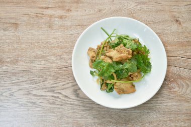  Kızarmış tavuk, sarımsak ve biberli taze maydanoz.