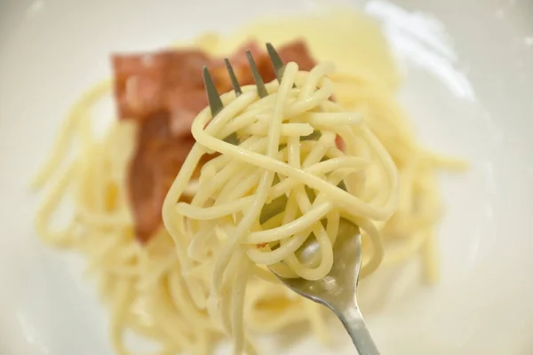 Spaghetti Mit Weißer Sahnesoße Scheiben Gebraten Knuspriger Schweinespeck Gabel Auf — Stockfoto