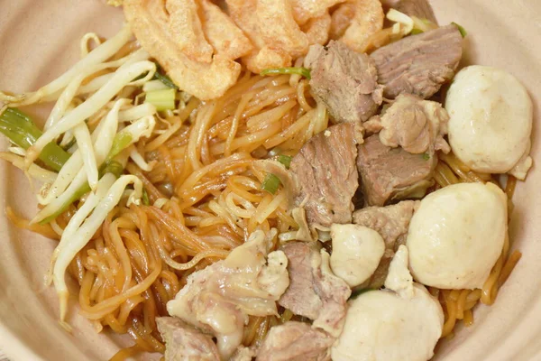 Mie Nasi Tipis Rebus Dan Daging Babi Yang Direbus Dan — Stok Foto
