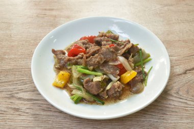  Kızarmış et tendonu, soğan ve istiridye soslu dolma biber.