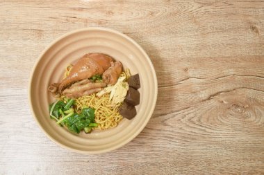  Haşlanmış yumurta sarısı erişteler haşlanmış tavuk budu ve ayak soslu tatlı siyah soya fasulyesi sosu.