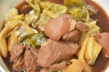  Kaynamış tuzlu domuz budu ve balık soslu lahana salamurası.