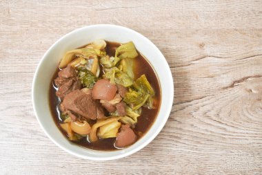 Kaynamış tuzlu domuz budu ve balık soslu lahana salamurası.