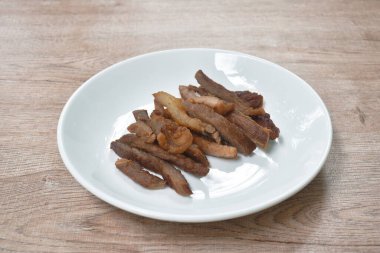  Kızarmış tuzlu et ve göbek düzenleme tabağı.