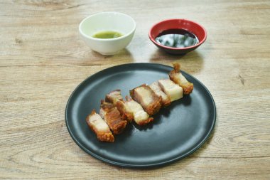  Baharatlı ve kara soya soslu kıtır domuz eti.