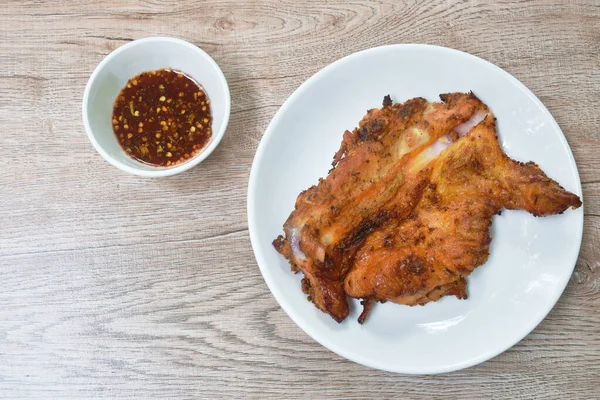 Ayam Panggang Ketat Piring Dicelupkan Dengan Saus Pedas — Stok Foto