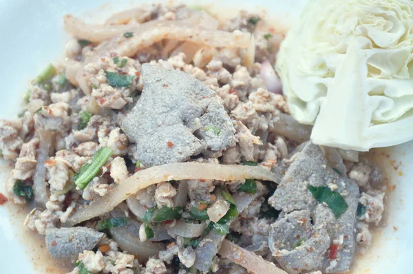 タイのスパイシーなチョップポークとスライス肝臓と皮膚サラダは プレート上にカップル新鮮なキャベツを食べる — ストック写真