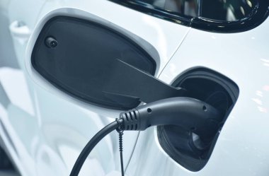  Elektrikli arabanın fişini tak.
