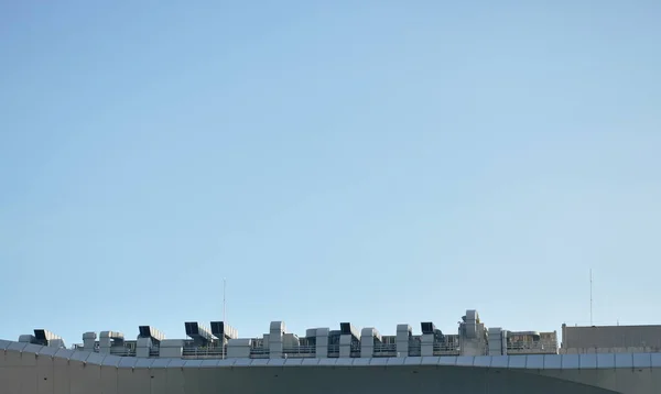 空を背景に建物の屋上に大きな換気煙突 — ストック写真