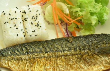  Izgara Şabat Balığı ya da pilav soslu uskumru ve tabakta salata.