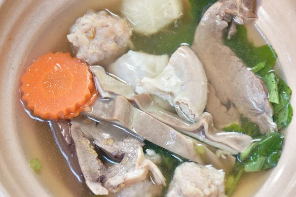 煮熟的猪肉内脏和碗上的蔬菜葫芦汤 — 图库照片
