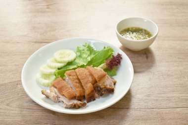  Kızarmış domuz budu ve sebze sosu.