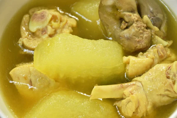 辣味煮熟的冬瓜 鸡肉和肝放在碗里的香草汤里 — 图库照片