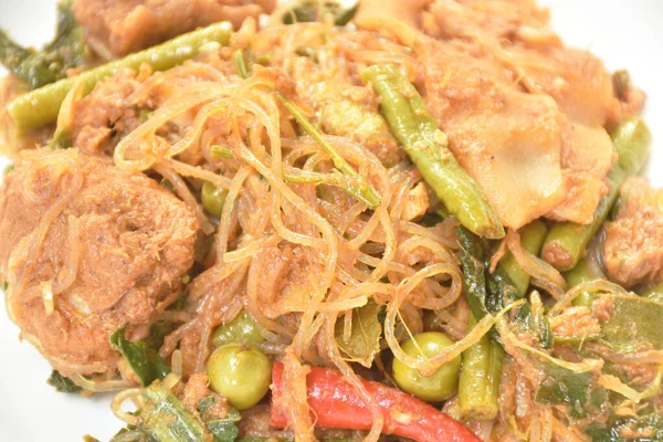 辣味炒面 配以腌制竹子和混合蔬菜夫妇猪肉泰国北部风格的食物 盘中称为 Pad Hor — 图库照片
