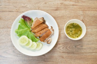  Kızarmış domuz budu ve sebze sosu.