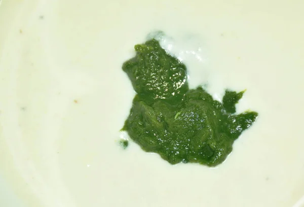 Kremowa Zupa Polewa Puree Szpinak Misce — Zdjęcie stockowe