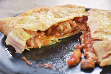  Kızarmış domuz püresi, domates ve soğanlı Tayland yumurtalı omlet.