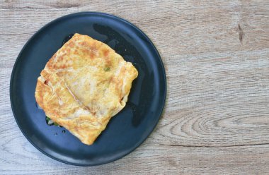  Kızarmış domuz püresi, domates ve soğanlı Tayland yumurtalı omlet.